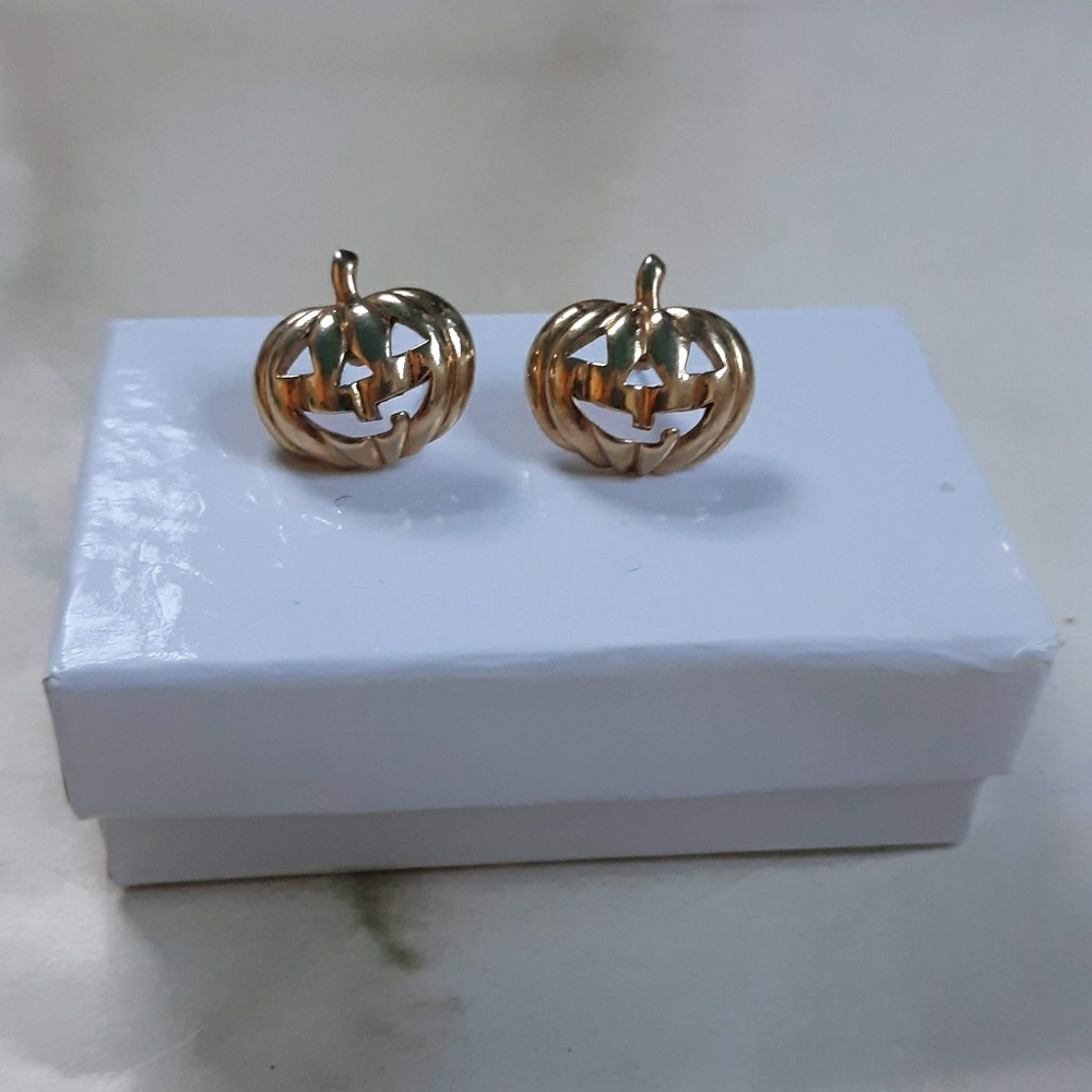 Pumpkin Studs